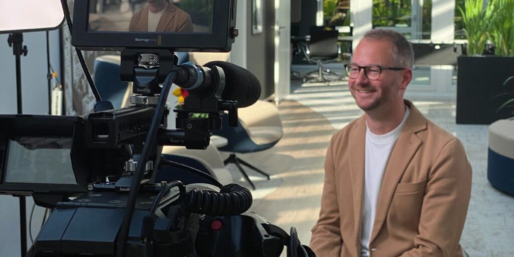 Florian Gorsolke sitzt vor der WELT TV Kamera